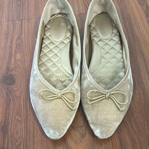 Birdies cream velvet beige pointy toe ballet flats size 8